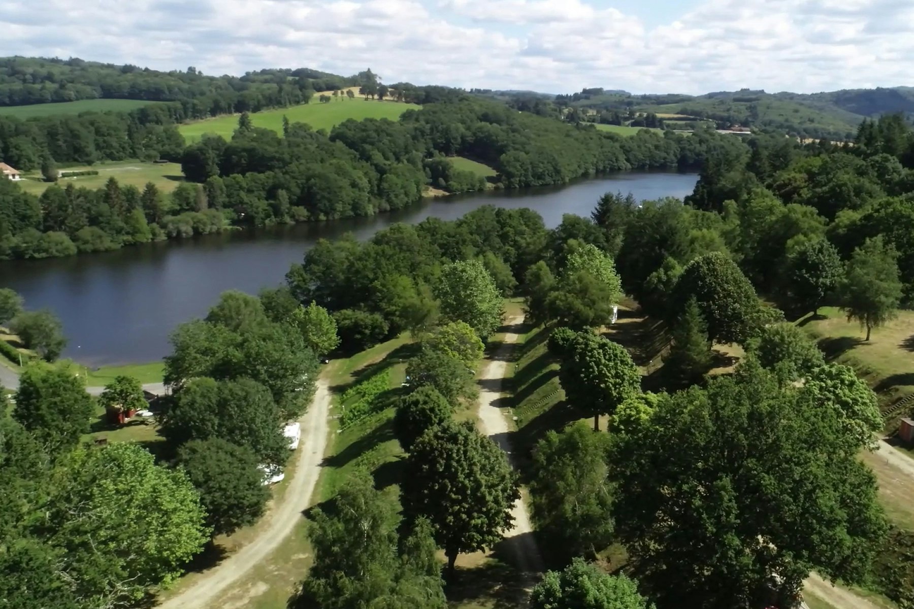 Camping du Lac de Bujaleuf - Luftaufnahme des Campingplatzes am See