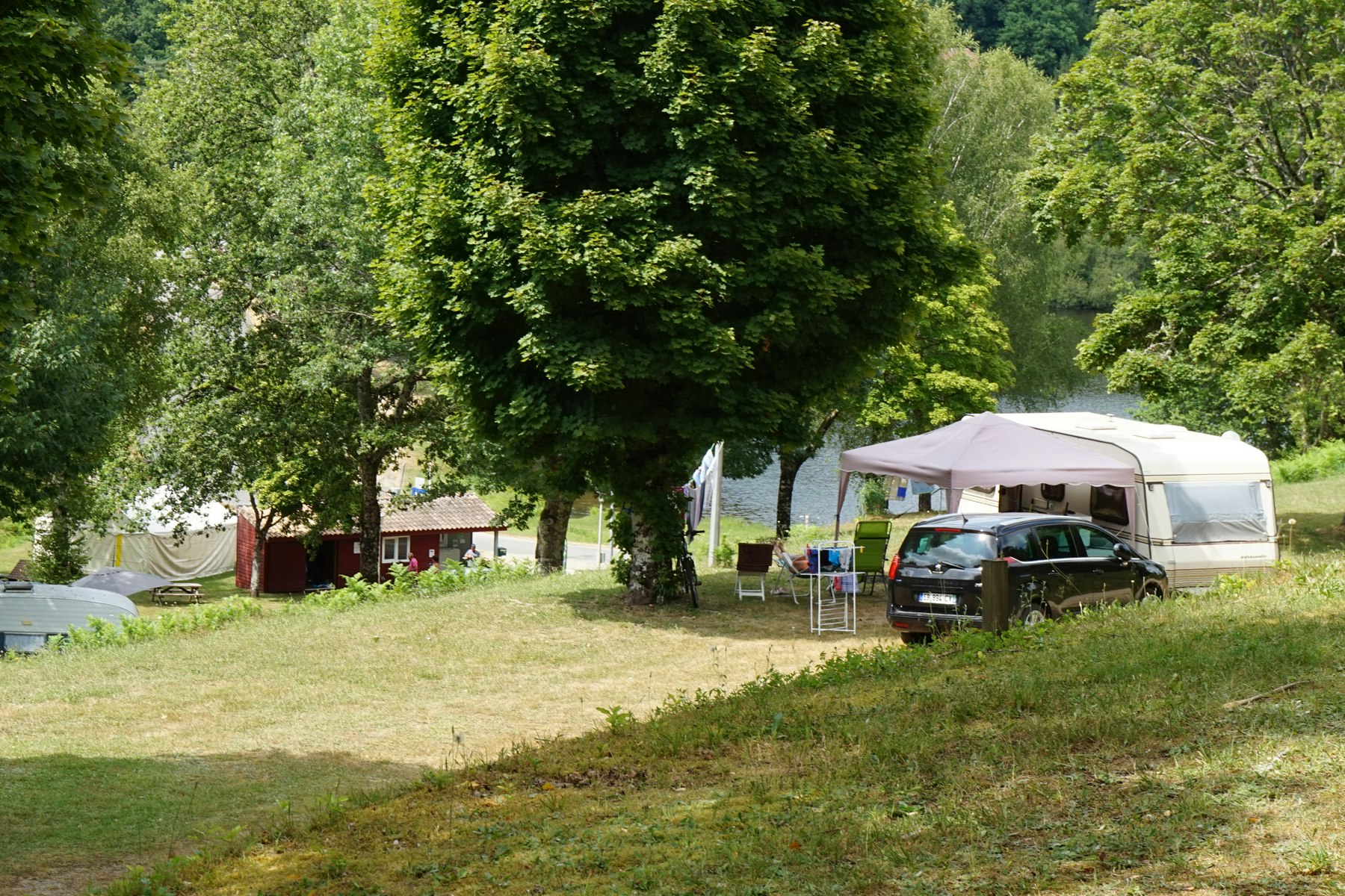 Camping du Lac de Bujaleuf - Stellplätze auf dem Campingplatz