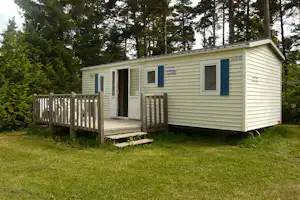 Camping du Lac de Devesset - Chalet mit Veranda und Sitzgelegenheiten