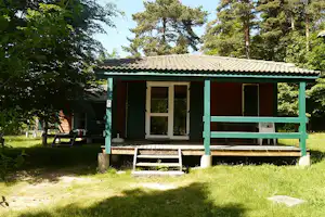 Camping du Lac de Devesset - Chalet mit überdachter Veranda auf dem Campingplatz