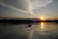 Camping du Lac de Devesset - Kleines Boot auf dem See vor dem Sonnenuntergang