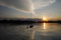 Camping du Lac de Devesset - Kleines Boot auf dem See vor dem Sonnenuntergang