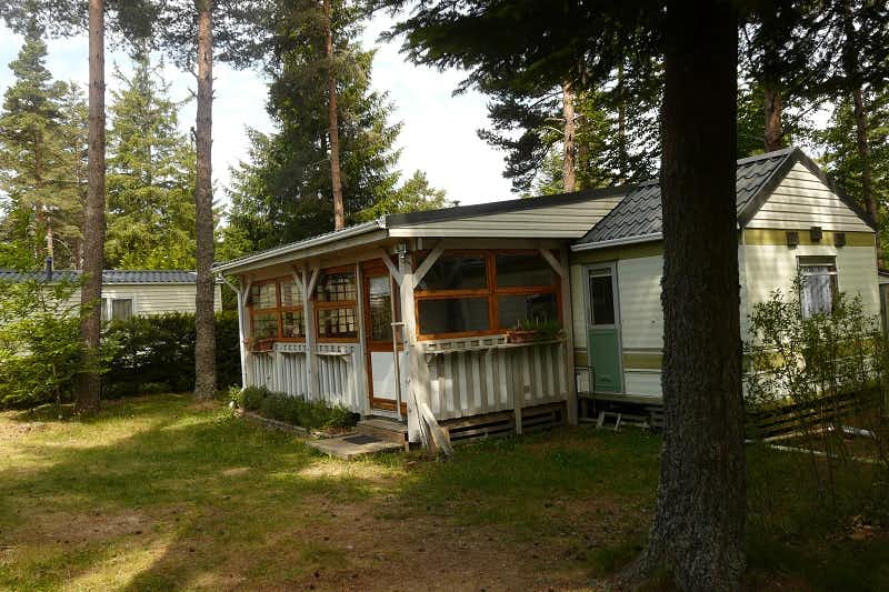 Camping du Lac de Devesset - Mobilheim mit Veranda auf dem Campingplatz