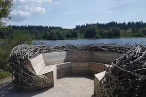 Camping du Lac de Devesset - Sitzrund im Freien vor dem See Lac de Devesset