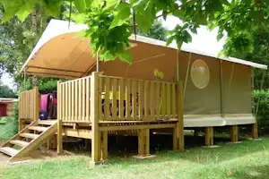 Camping Du Lac de Groléjac - Glamping Safari Zelt im Schatten der Bäume auf dem Campingplatz