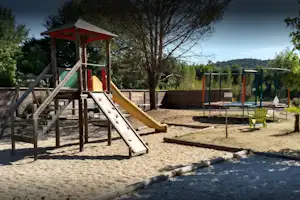 Camping Du Lac de Groléjac - Spielplatz mit Trampolin für Kinder auf dem Campingplatz
