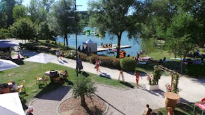Flower Camping du Lac de la Thésauque - Blick auf den Campingplatz am See