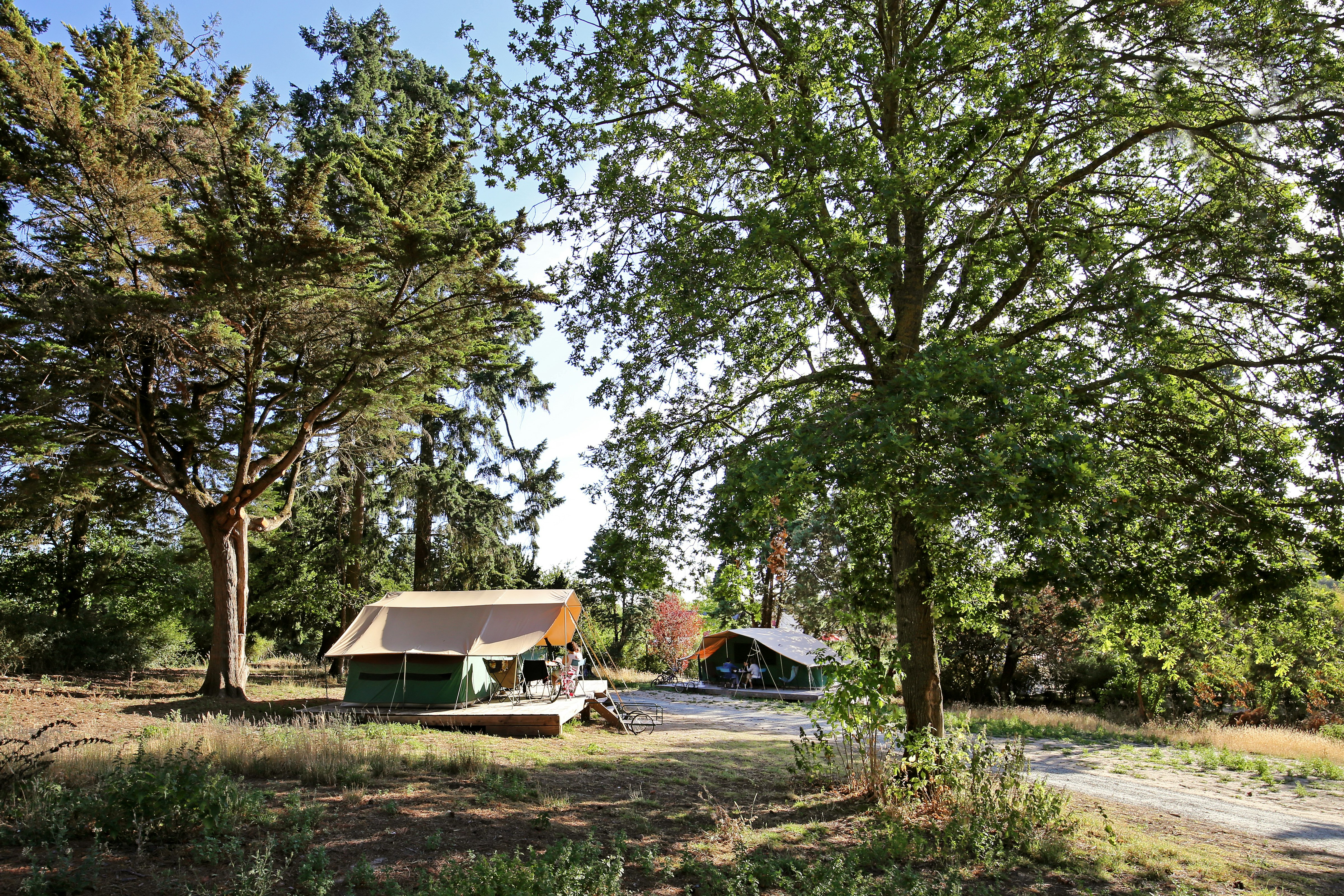 Camping d'Angers - Lac de Maine  Camping d’Angers-Lac de Maine - Blick auf die Mobilheime auf dem Campingplatz