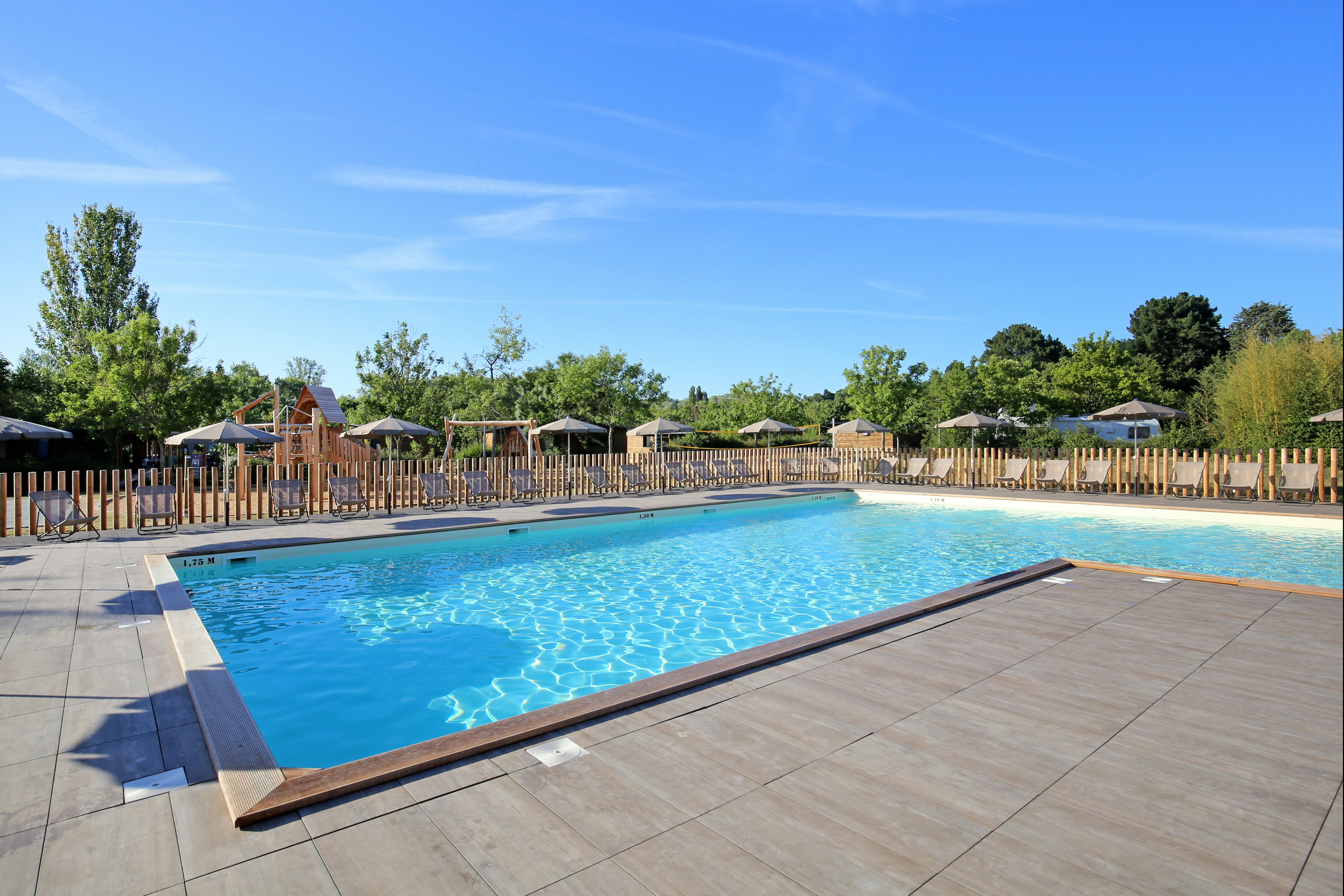 Camping d'Angers - Lac de Maine  Camping d’Angers-Lac de Maine - Pool im Freien auf dem Campingplatz