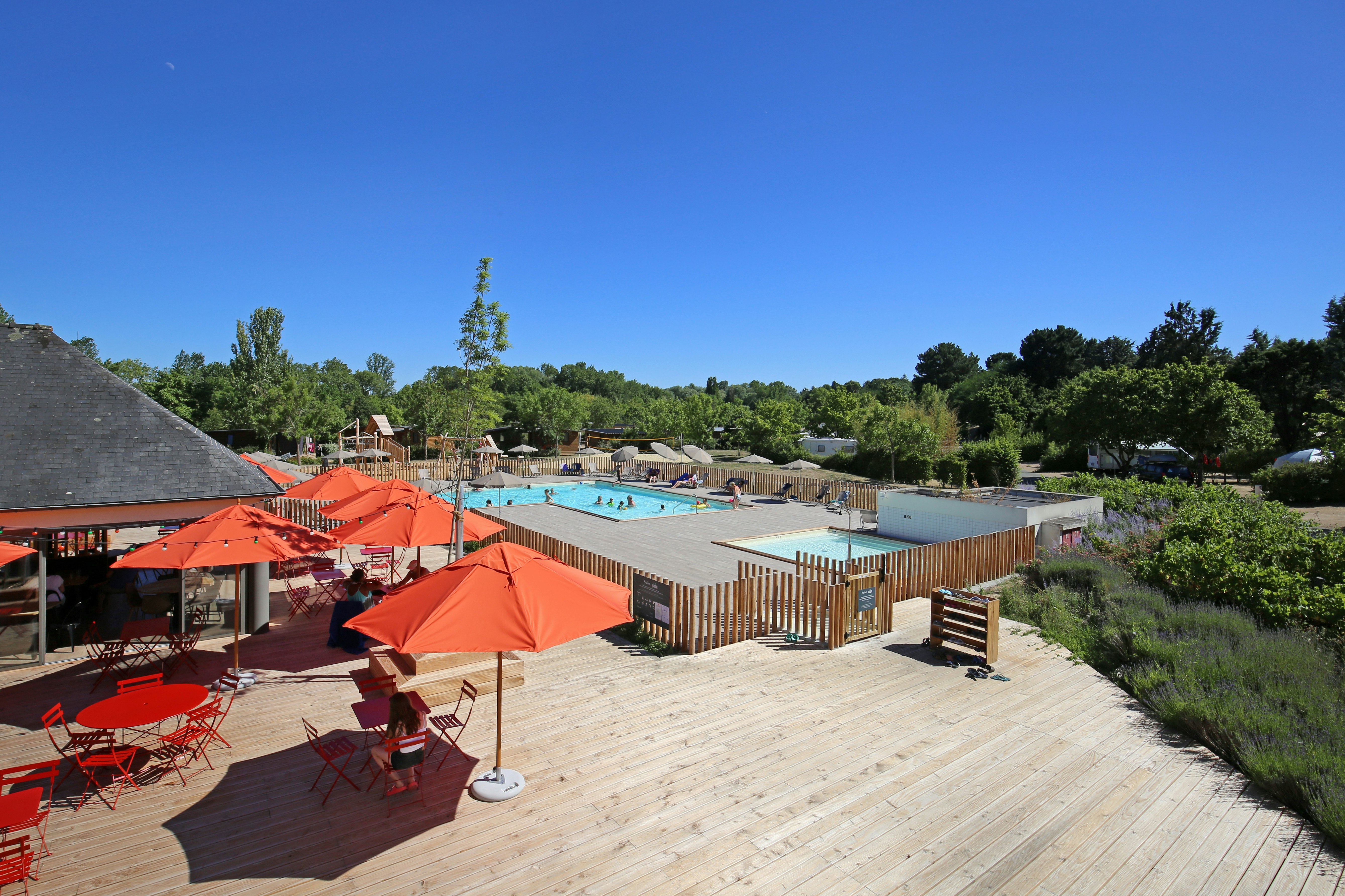 Camping d'Angers - Lac de Maine  Camping d’Angers-Lac de Maine - Restaurant mit Terrasse auf dem Campingplatz