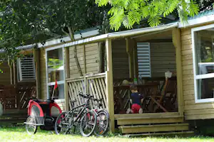 Camping du Lac de Savenay - Mobilheime mit überdachter Veranda und Sitzgelegenheiten