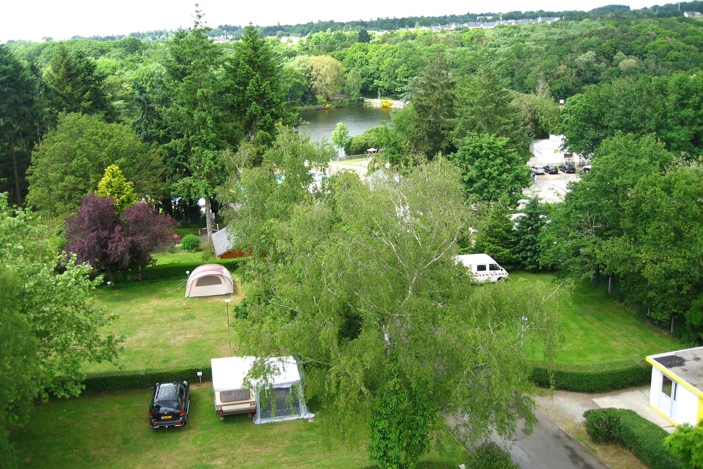 Camping du Lac de Savenay - Vogelperspektive auf die Stellplätze des Campingplatzes und den See auf dem Gelände