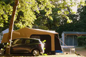 Camping du Lac de Savenay - Zelt auf dem Campingplatz im Grünen