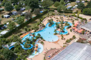 Camping du Letty - Luftaufnahme vom Pool auf dem Campingplatz mit Liegestühlen in der Sonne