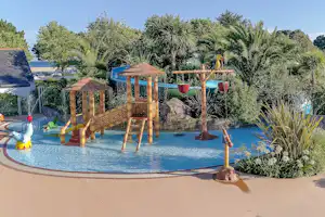 Camping du Letty - Spielplatz im Kinderbecken vom Poolbereich auf dem Campingplatz