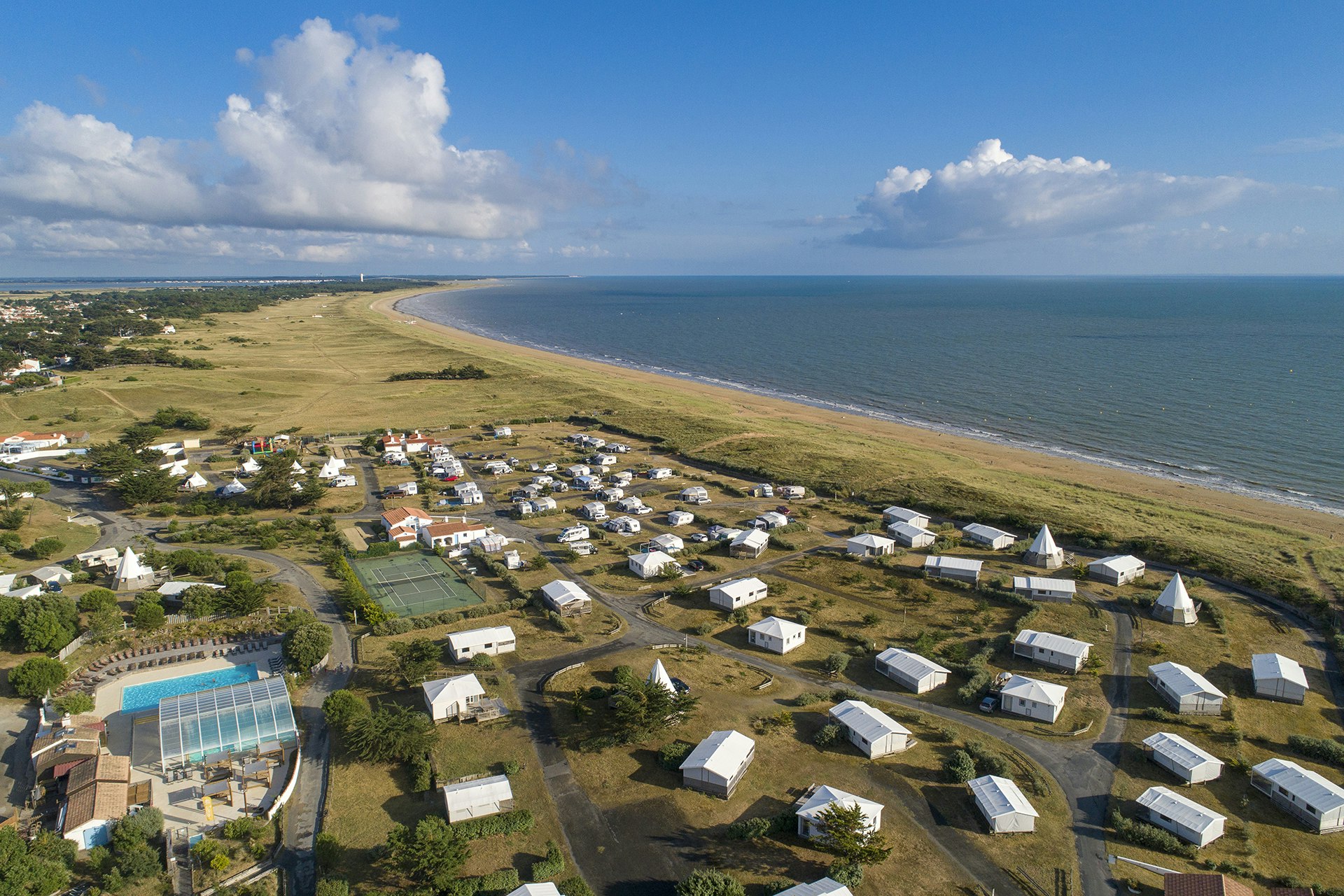 Camping Domaine Le Midi - Übersicht auf das gesamte Campingplatz Gelände mit Blick auf den Ozean 