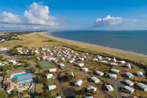 Camping Domaine Le Midi - Übersicht auf das gesamte Campingplatz Gelände mit Blick auf den Ozean