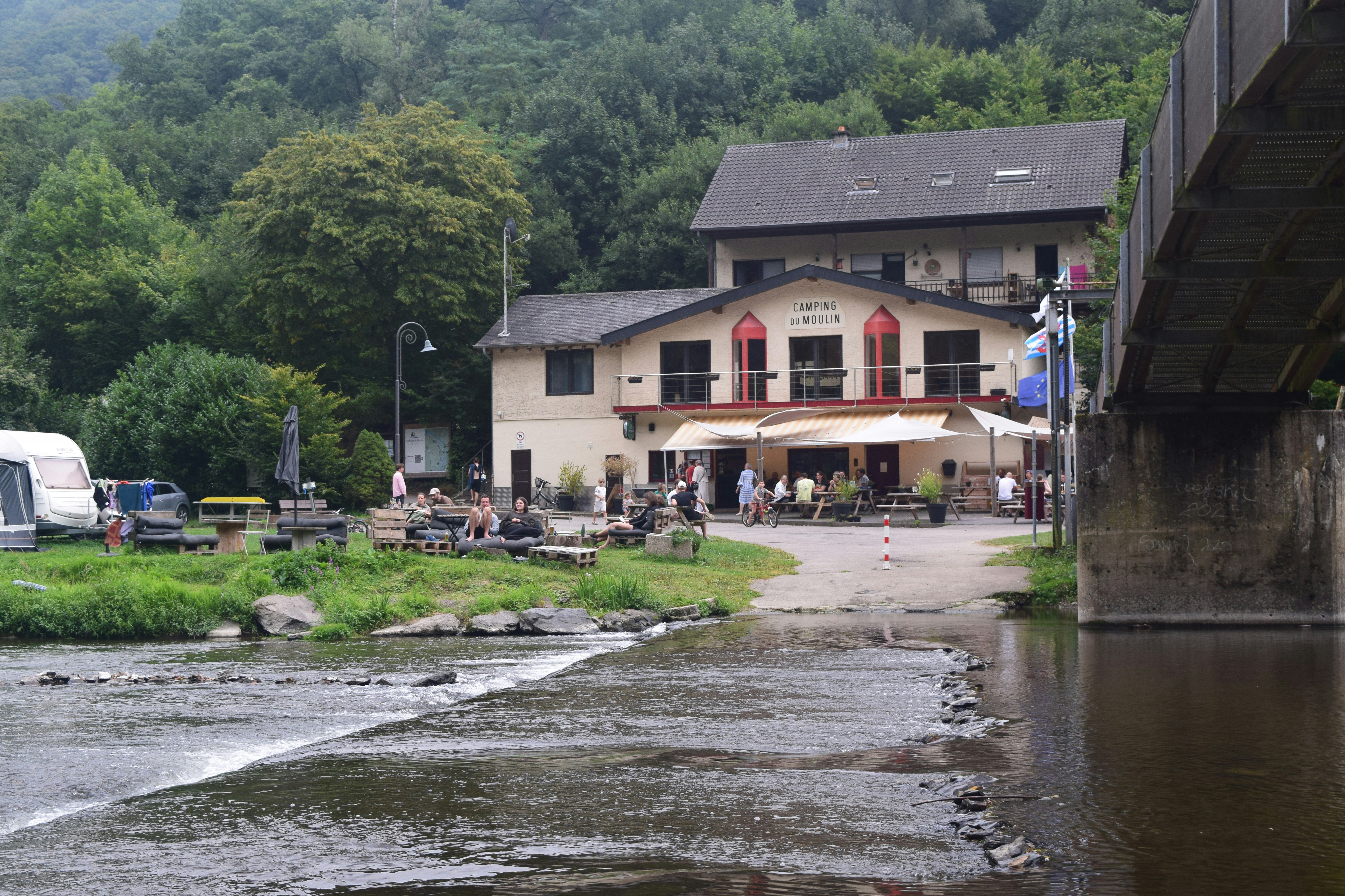 Camping du Moulin - Blick auf den Campingplatz am Fluss