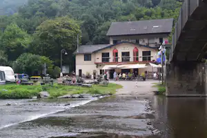 Camping du Moulin - Blick auf den Campingplatz am Fluss