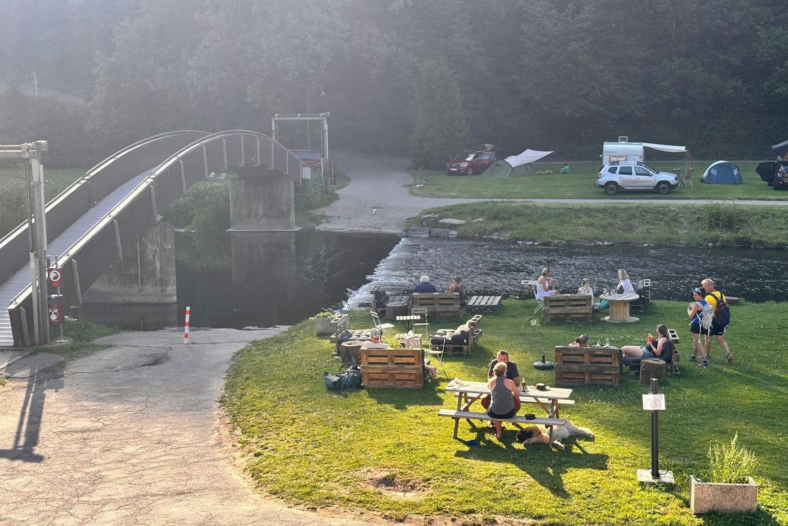 Camping du Moulin - Sitzgelegenheiten auf der Wiese am Ufer des Flusses