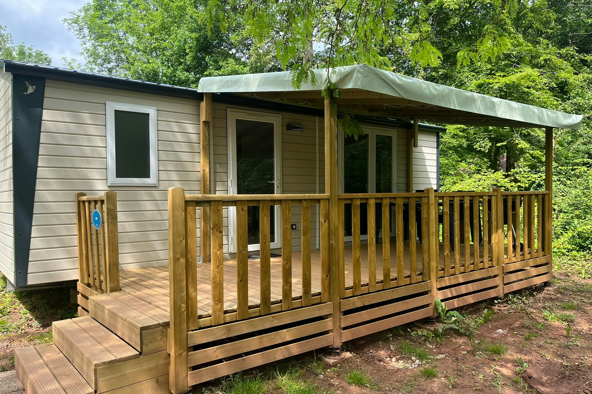 Camping de Collonges-la-Rouge  - Mobilheim mit Terrasse auf dem Campingplatz