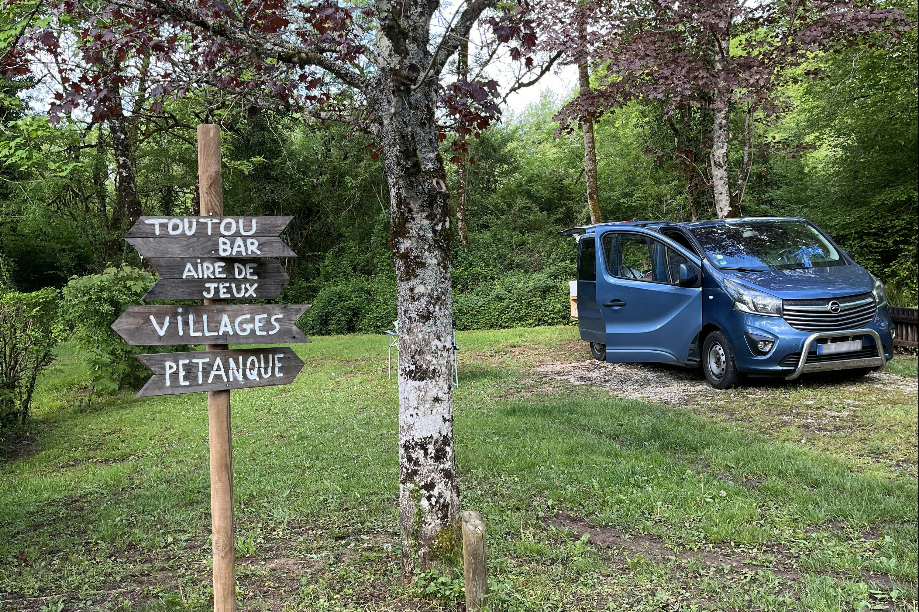 Camping de Collonges-la-Rouge - Standplätze zwischen den Bäumen auf dem Campingplatz