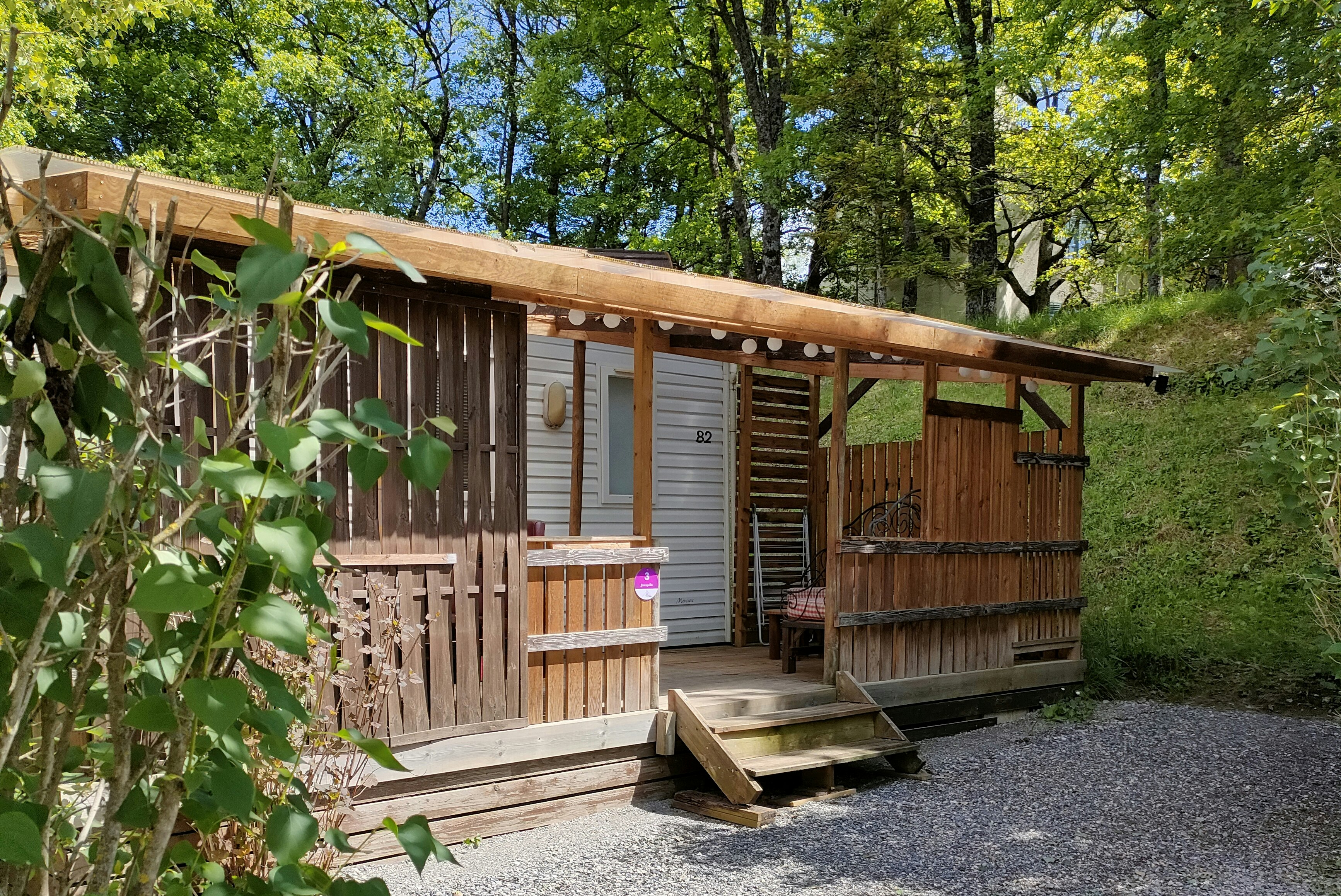 Camping du Moulin de Thoard  - Mobilheim mit Terrasse auf dem Campingplatz