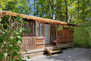 Camping du Moulin de Thoard - Mobilheim mit Terrasse auf dem Campingplatz