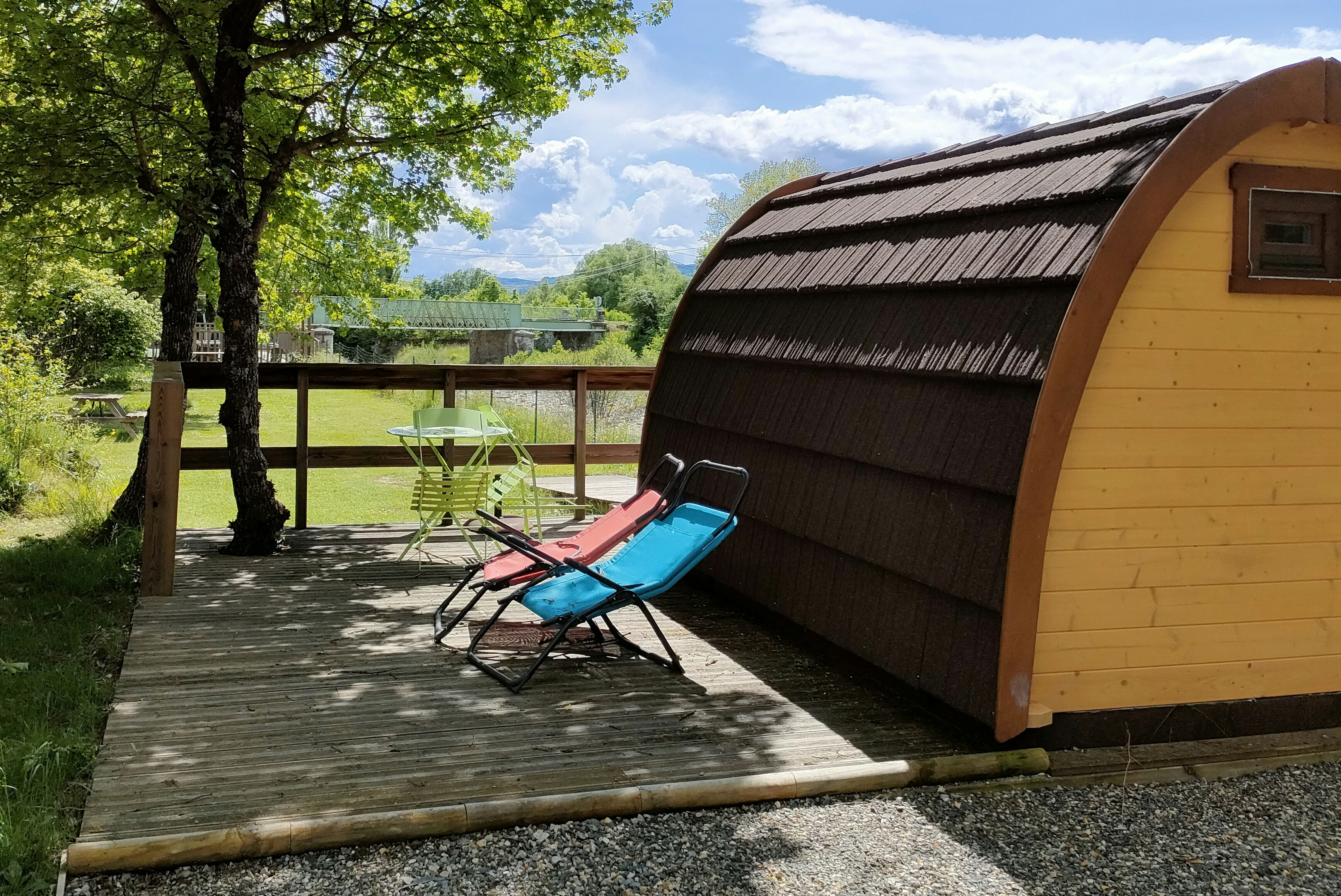 Camping du Moulin de Thoard  - Mobilheim mit Terrasse auf dem Campingplatz