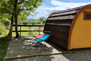 Camping du Moulin de Thoard - Mobilheim mit Terrasse auf dem Campingplatz