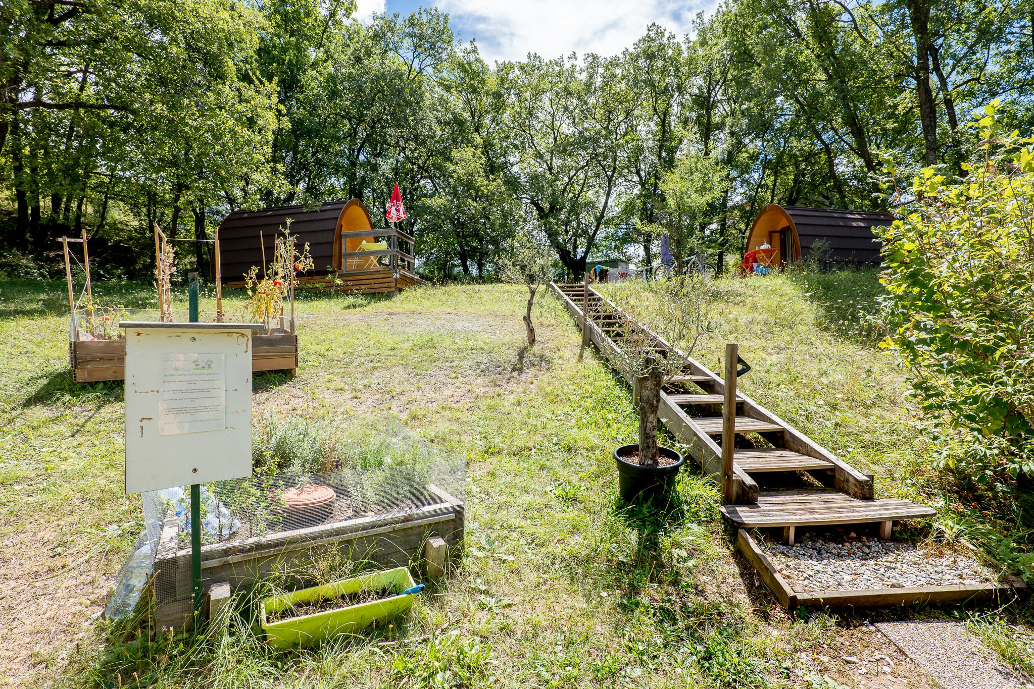 Camping du Moulin de Thoard - Campinghütten auf dem Campingplatz