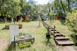 Camping du Moulin de Thoard - Campinghütten auf dem Campingplatz