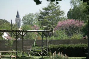 Camping du Parc - Garten mit Sitzgelegenheiten