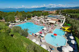 Camping Du Parc - Campingplatz aus der Vogelperspektive mit Pool Wasserrutsche, Liegestühlen und Sonnenschirmen