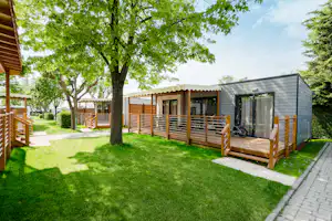 Camping Du Parc - Mobilheim mit Veranda im Grünen auf dem Campingplatz