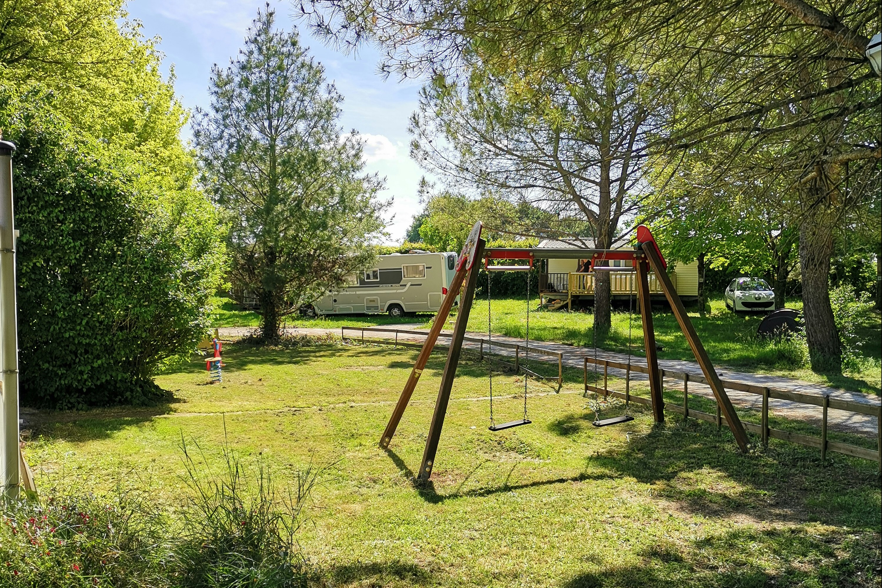 Camping Du Pas Des Biches -  Standplätze und Schaukel auf dem Campingplatz