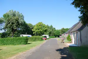 Camping Du Perche Bellemois - Standplätze im Grünen auf dem Campingplatz