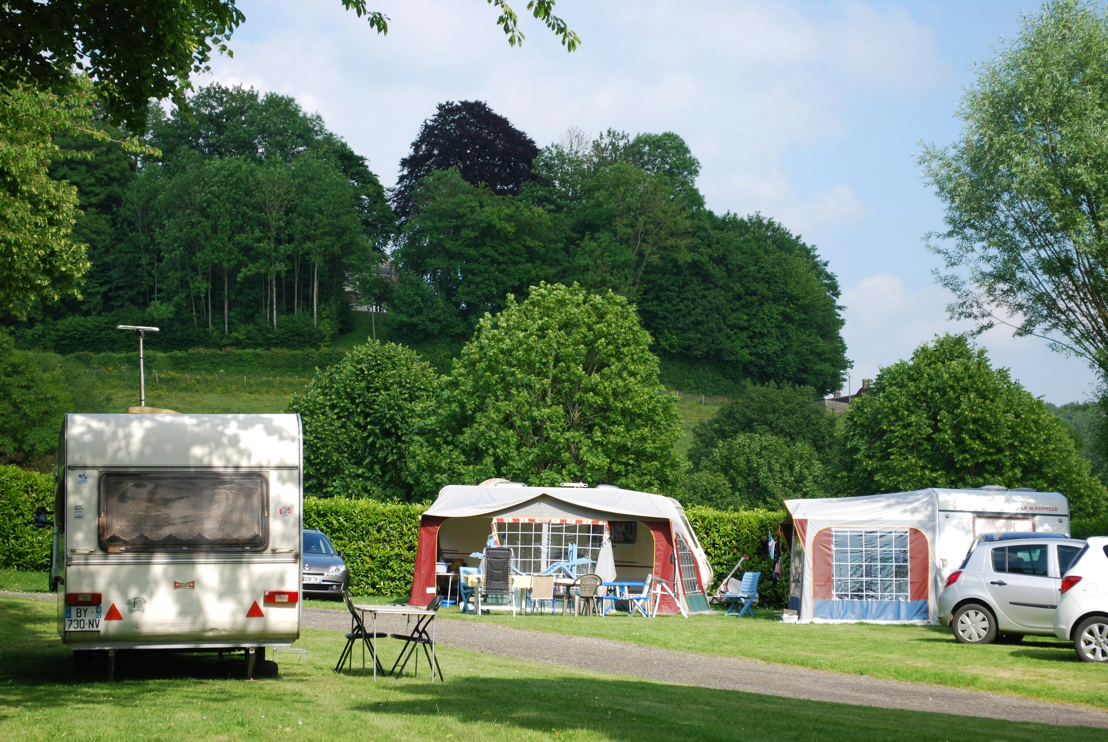 Camping Du Perche Bellemois - Standplätze im Grünen auf dem Campingplatz