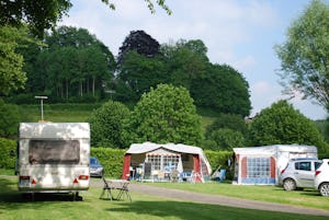 Camping Du Perche Bellemois - Standplätze im Grünen auf dem Campingplatz