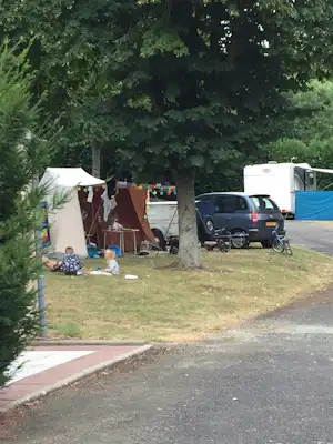 Camping Du Perche Bellemois - Standplätze zwischen den Bäumen auf dem Campingplatz