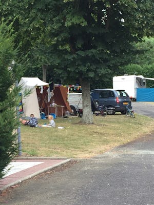 Camping Du Perche Bellemois - Standplätze zwischen den Bäumen auf dem Campingplatz
