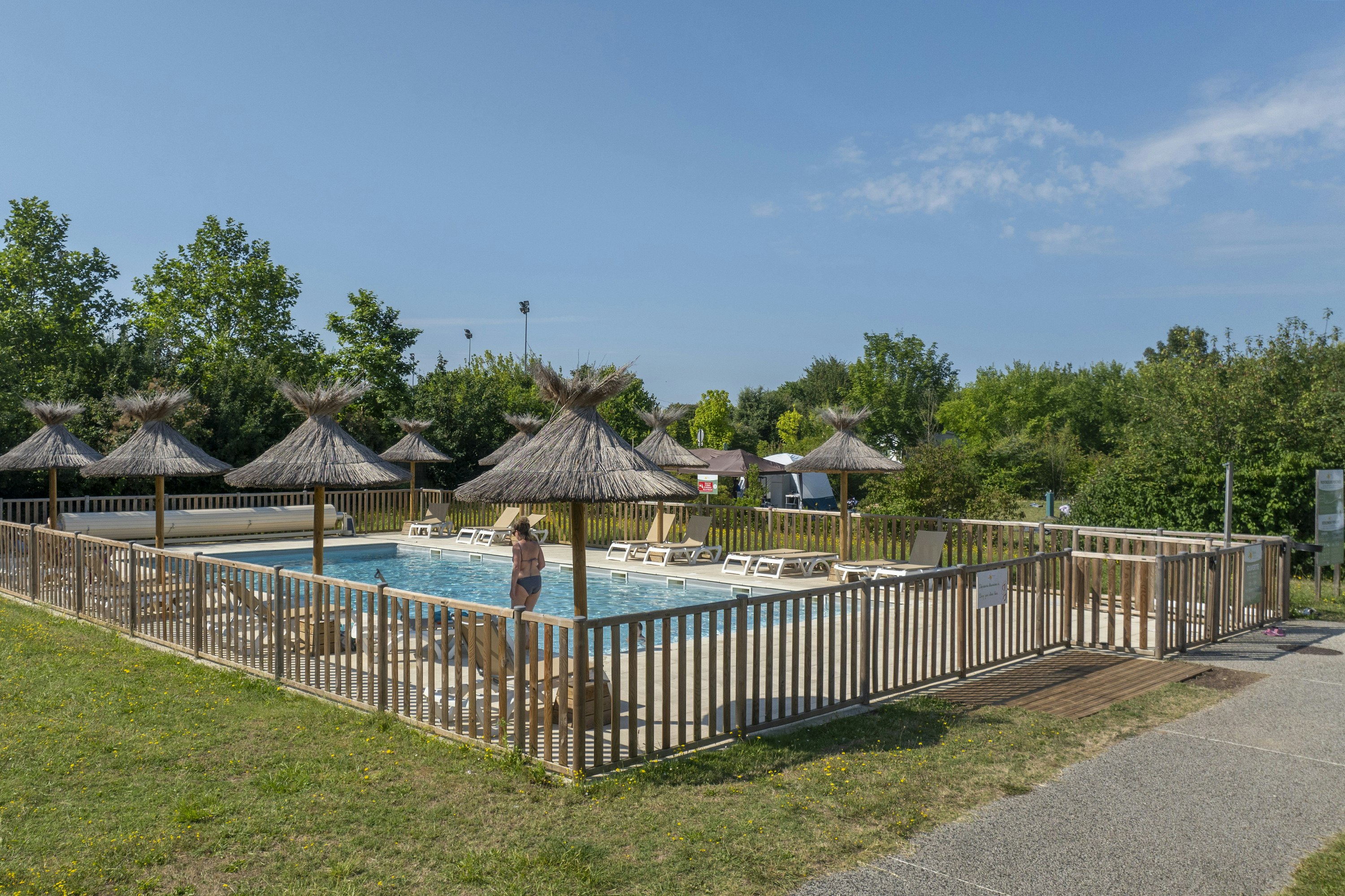 Camping du Plan d'Eau  - Pool im Freien mit Liegestühlen und Sonnenschirmen