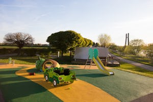 Camping du Pont de Bourgogne - Kinderspielplatz auf dem Campingplatz