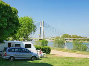 Camping du Pont de Bourgogne - Standplätze im Grünen auf dem Campingplatz