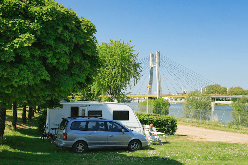 Camping du Pont de Bourgogne - Wohnwagenstellplätze mit Flussblick