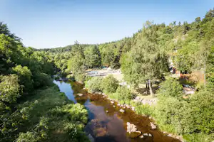 Camping du Pont de Braye - der Fluss auf dem Campingplatz