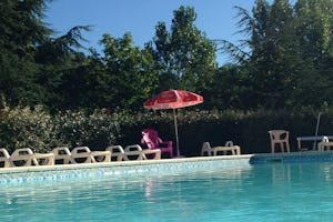 Camping du Pont de Mercier - Poolbereich mit Liegen und Sonnenschirmen