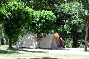 Camping du Pont de Mercier - Zelt auf einem Stellplatz