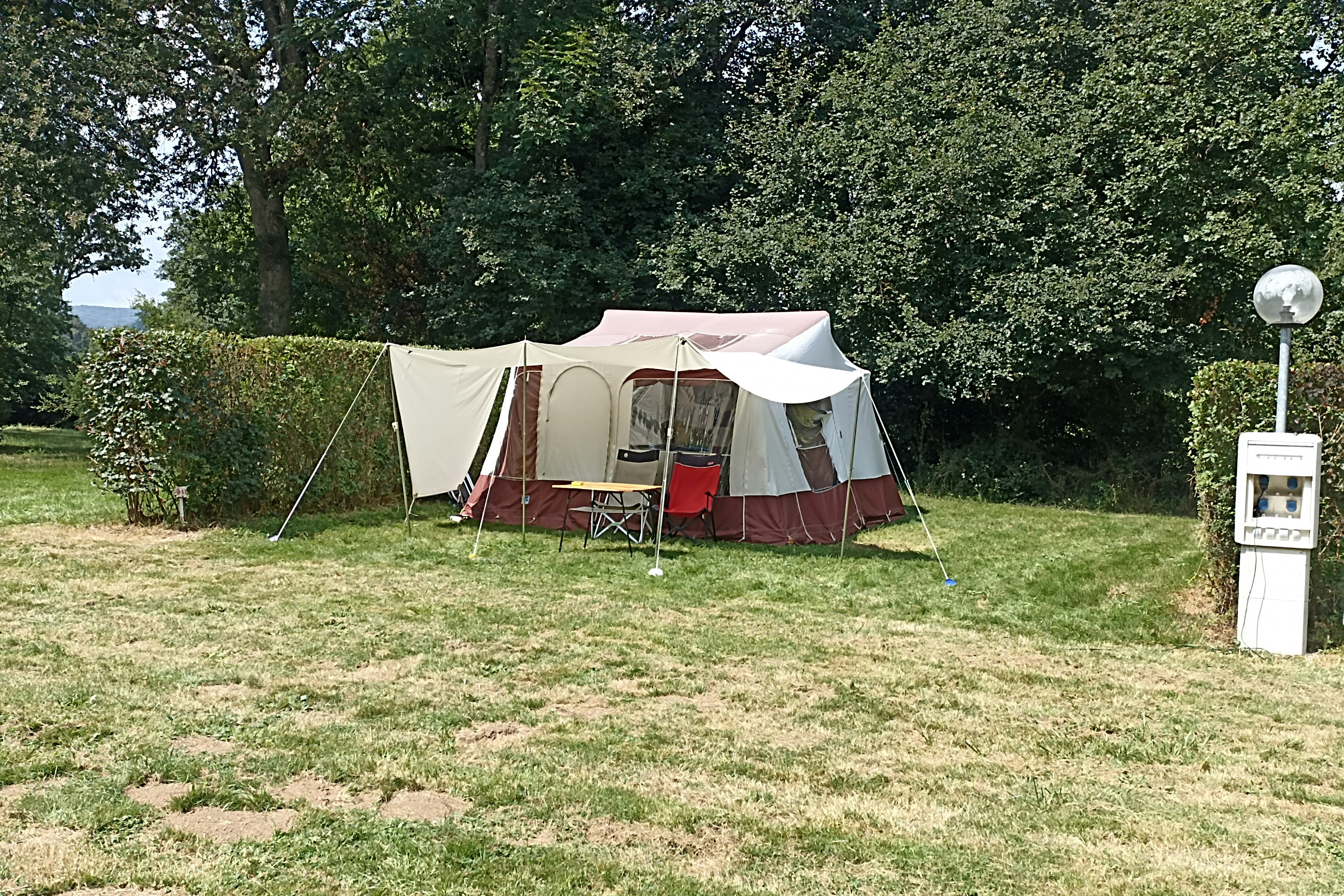 Camping du Pont Vert - Standplätze im Grünen auf dem Campingplatz