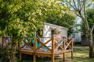 Camping du Pont - Mobilheim mit Terrasse auf dem Campingplatz